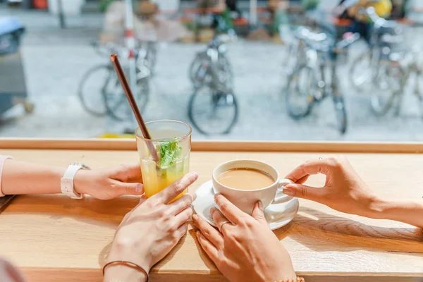 Dvě Dívky Kavárně Oběd Pití Kafe Povídali Koncept Přátelství Životního — Stock fotografie