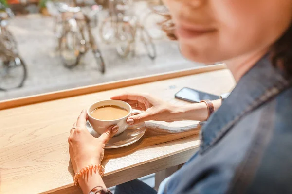 Roztomilá Dívka Kavárně Kafe Okna — Stock fotografie