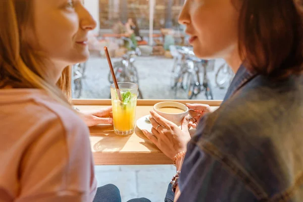 Dvě Dívky Kavárně Oběd Pití Kafe Povídali Koncept Přátelství Životního — Stock fotografie