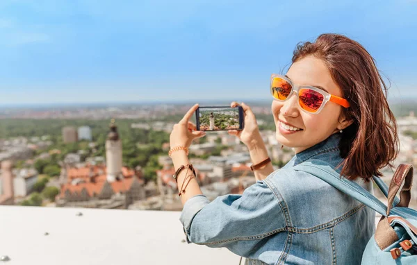 Ευτυχισμένη Γυναίκα Ταξιδιώτη Τουριστικά Κοιτάζοντας Θέα Στην Πόλη Της Λειψίας — Φωτογραφία Αρχείου