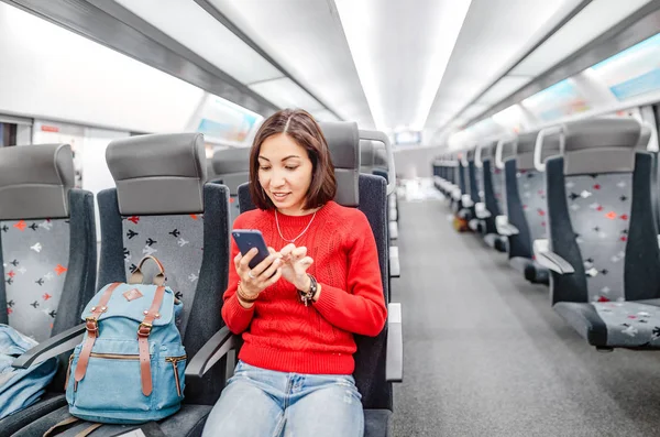 Ευτυχισμένη Γυναίκα Της Ασίας Χρησιμοποιούν Κινητό Τηλέφωνο App Στο Τρένο — Φωτογραφία Αρχείου