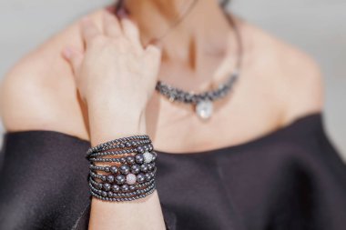 Bijuteri Bileklik ve el yapımı takı kolye ve aksesuarları ile güzel kız