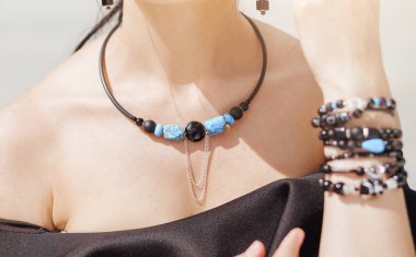 Bijuteri Bileklik ve el yapımı takı kolye ve aksesuarları ile güzel kız