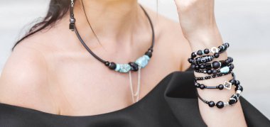 Bijuteri Bileklik ve el yapımı takı kolye ve aksesuarları ile güzel kız