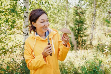Genç kız ormana mantar için avcılık
