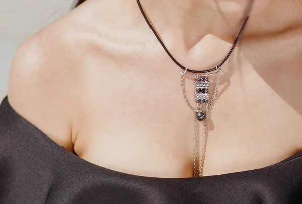 Retrato Cerca Una Hermosa Mujer Con Elegante Collar Joyería Hecha — Foto de Stock