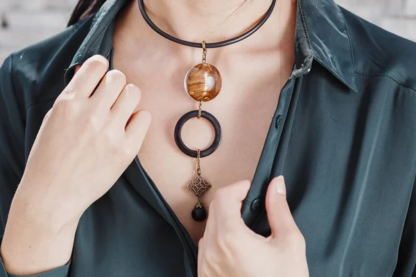 yakın çekim portre şık el yapımı takı kolye giyen güzel bir kadın. Moda aksesuarları kavramı