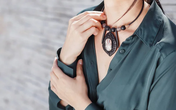 Retrato Cerca Una Hermosa Mujer Con Elegante Collar Joyería Hecha — Foto de Stock