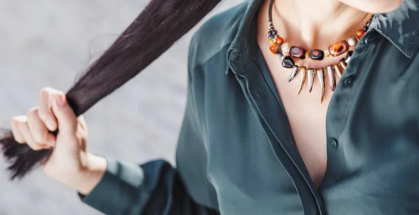 Retrato Cerca Una Hermosa Mujer Con Elegante Collar Joyería Hecha — Foto de Stock