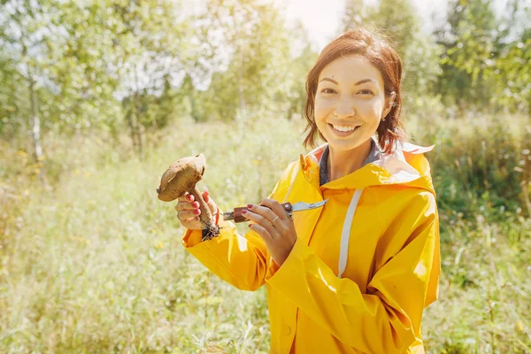 Genç kız ormana mantar için avcılık