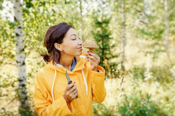 Genç kız ormana mantar için avcılık