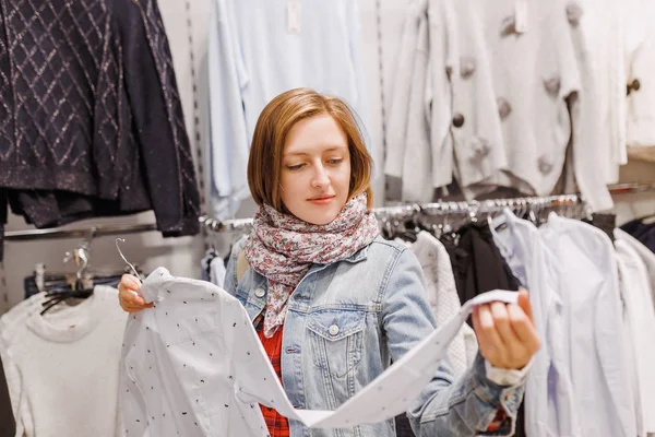 Mulher Casual Bonita Comprando Roupas Loja Conceito Compras — Fotografia de Stock