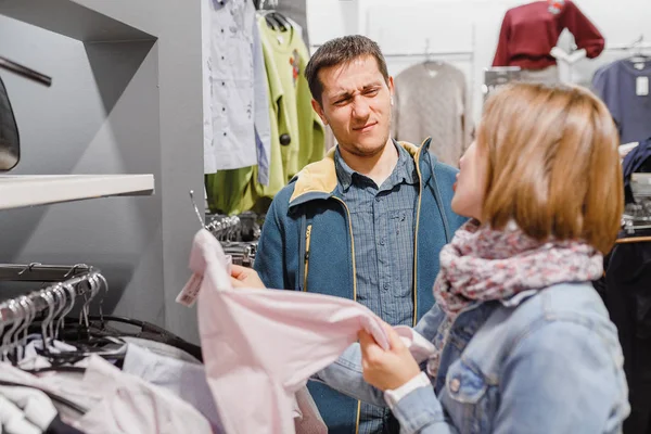 Hombre Descontento Comprando Ropa Con Novia Una Tienda Descuento — Foto de Stock