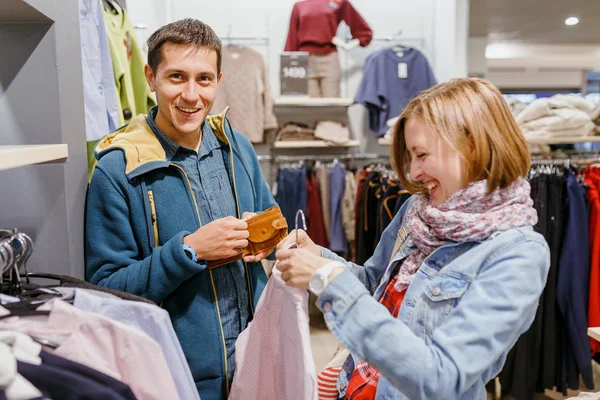 Молодая Пара Покупает Торговом Центре Мужчина Показывает Пустой Бумажник Своей — стоковое фото