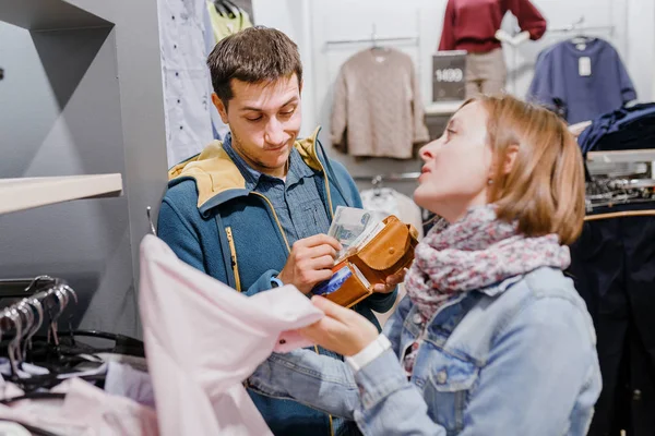 Pareja Joven Comprando Centro Comercial Hombre Mostrando Una Cartera Vacía — Foto de Stock