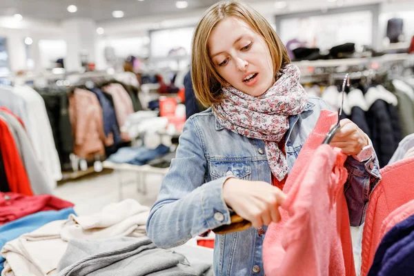 Случайная Женщина Покупает Одежду Магазине Концепция Покупок — стоковое фото