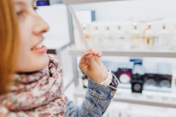 Mujer Joven Eligiendo Perfume Tienda Cosméticos — Foto de Stock