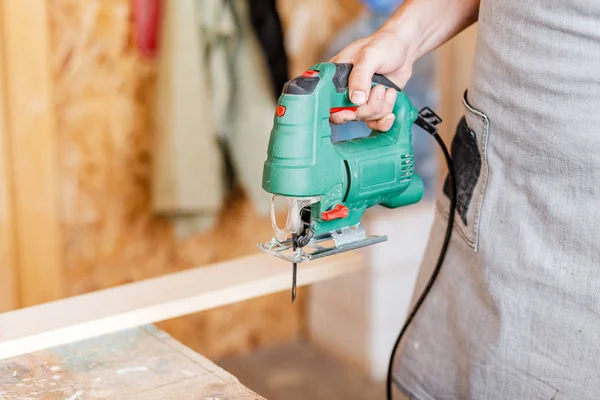 Close Worker Cutting Out Patterned Contour Wooden Board Using Electric — Stock Photo, Image