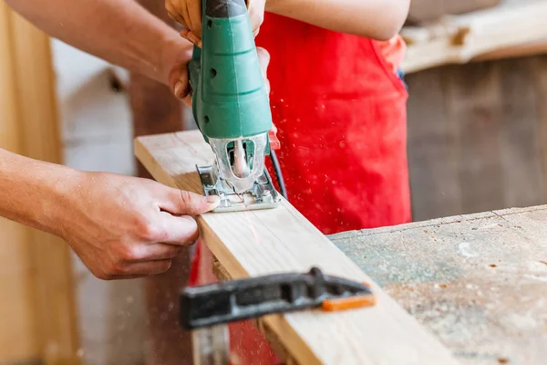 Primer Plano Del Trabajador Recortando Contorno Modelado Una Tabla Madera — Foto de Stock