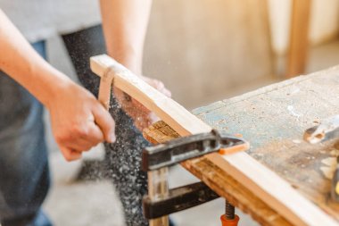 marangoz ahşap ile çalışma, ellerde yakın çekim