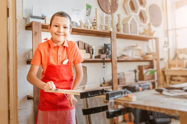 Genio Con Talento Trabaja Con Madera Taller Carpintería Concepto Aprendizaje — Foto de Stock