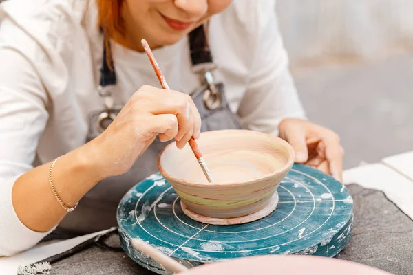 Woman Artist Working Apron Paints Clay Pottery Brushes Other Tools — Stock Photo, Image