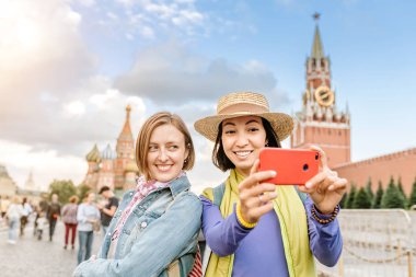 Kızıl Meydan Kremlin ile selfie alarak iki mutlu kız arkadaşı arka plan kule. Rusya kavramında seyahat