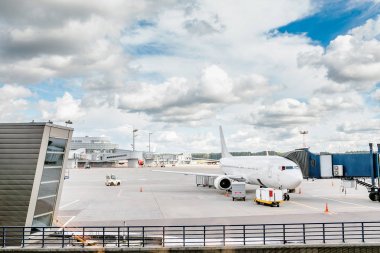 Bir pist üzerinde beyaz uçak Havaalanı terminal demirledi
