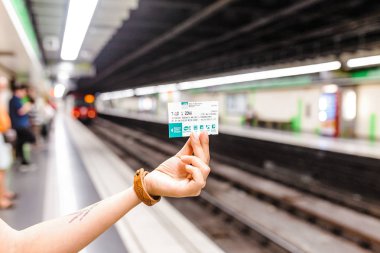 10 Temmuz 2018, Barselona, İspanya: kadın gezgin tutan Barselona toplu taşıma T-10 bilet Metro