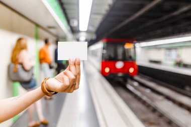 Boş metro Metro bileti gelen tren geçmiş vasıl tutan el