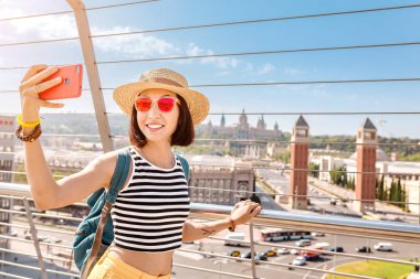 Mutlu kadın turist selfie fotoğraf İspanya Meydanı'nda Barcelona şehir yapma. Avrupa'da seyahat ve yaz tatil