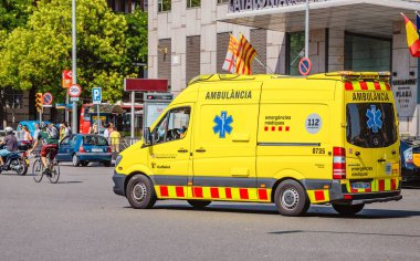 10 Temmuz 2018, Barselona, İspanya: Barcelona sokakta acele sarı ambulans araba