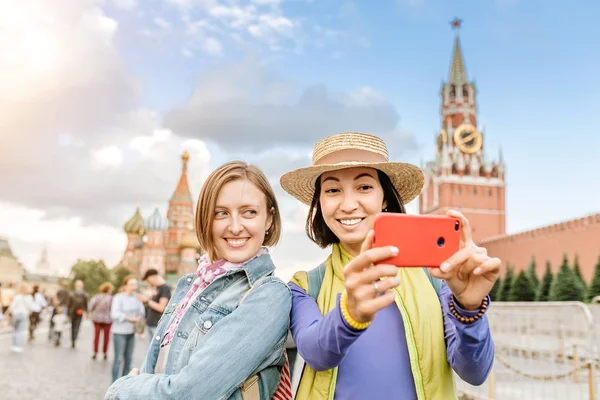 Twee Gelukkige Meisjes Vrienden Selfie Nemen Het Rode Plein Met — Stockfoto