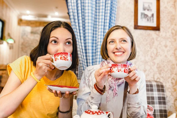 Amigos Hablando Riendo Mientras Toman Una Taza Cafetería — Foto de Stock