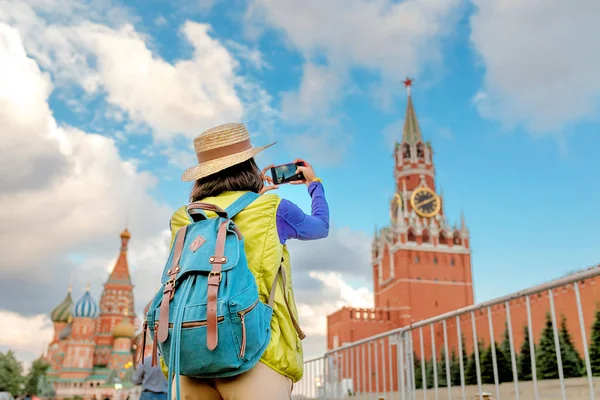 Молодая Женщина Путешественница Фотографируется Своего Смартфона Красной Площади Москве — стоковое фото