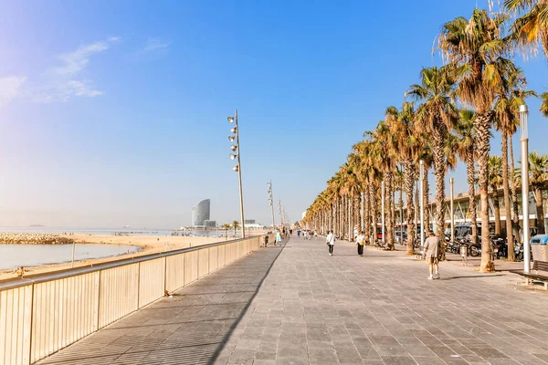 09 Temmuz 2018, Barselona, İspanya: erken sabah La Barceloneta sahilinde yürüyüş insanlar. Yüksek sezon kavramı