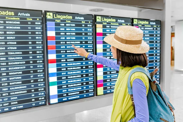 Young Asian Woman Backpack International Airport Looking Flight Information Timetables — Stock Photo, Image