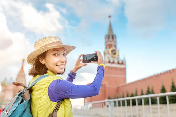 Молодая Женщина Путешественница Фотографируется Своего Смартфона Красной Площади Москве — стоковое фото