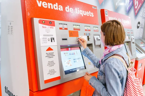 Julio 2018 Barcelona España Mujer Viajera Comprando Billete Una Máquina — Foto de Stock