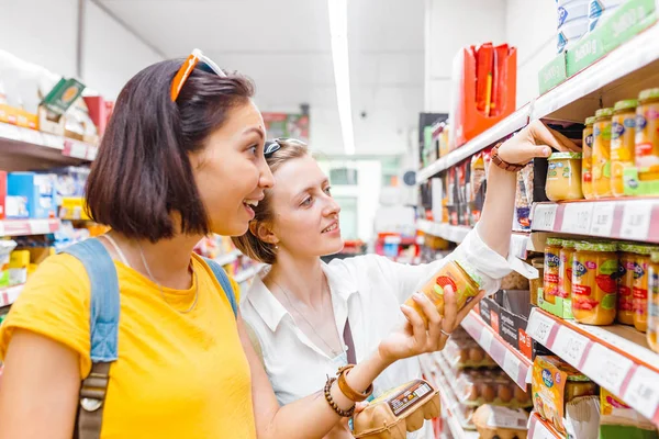 Julio 2018 Barcelona España Las Amigas Jóvenes Compran Supermercado — Foto de Stock