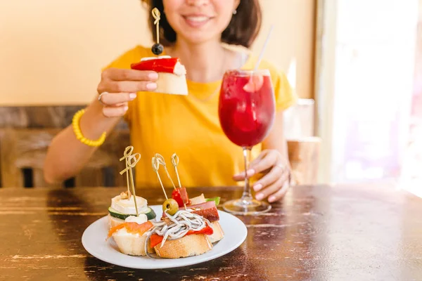 Traveler Woman Drink Sangria Eating Tapas Spanish Cafe — Stock Photo, Image