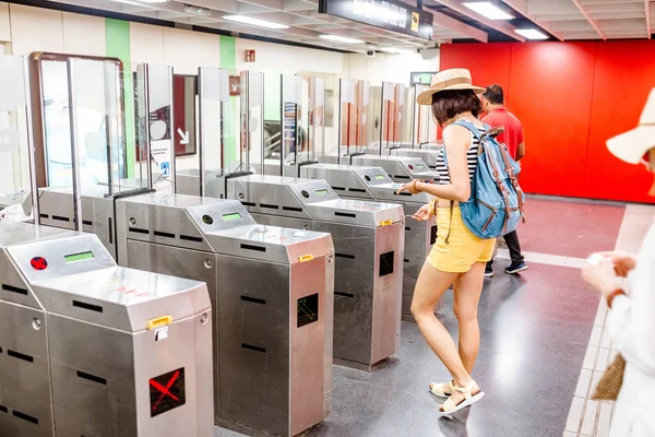 Kadın Girin Metro Turnike Kamu Demiryolu Taşıma Kavramı Ile — Stok fotoğraf