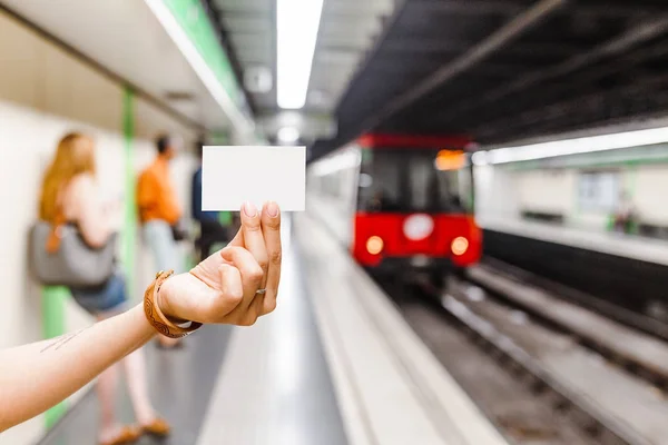 Mão Segurando Bilhete Metrô Branco Fundo Trem Chegada — Fotografia de Stock
