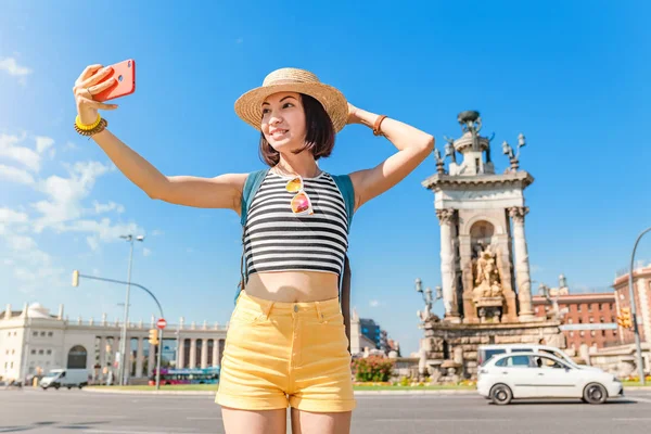 Szczęśliwa Kobieta Turystycznych Dokonywanie Zdjęcie Selfie Placu Hiszpania Barcelona City — Zdjęcie stockowe
