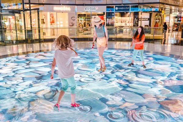 Julio 2018 Barcelona España Niños Jugando Centro Comercial Las Arenas —  Fotos de Stock