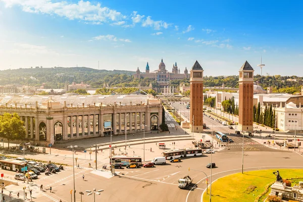 Cityscape Placa d'Espanya veya İspanya Venedik kuleleri ve Ulusal Sanat Müzesi ile kare görünümünü. Seyahat hedef kavramı