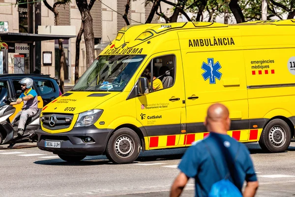 Juli 2018 Barcelona Spanje Gele Ambulance Auto Haasten Straat Barcelona — Stockfoto