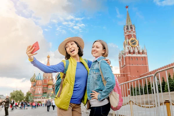 Две Счастливые Подружки Делают Селфи Красной Площади Кремлевской Башней Заднем — стоковое фото