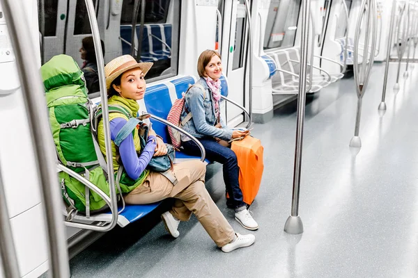 Duas Meninas Felizes Viajantes Com Bagagem Pesada Dentro Carruagem Vazia — Fotografia de Stock