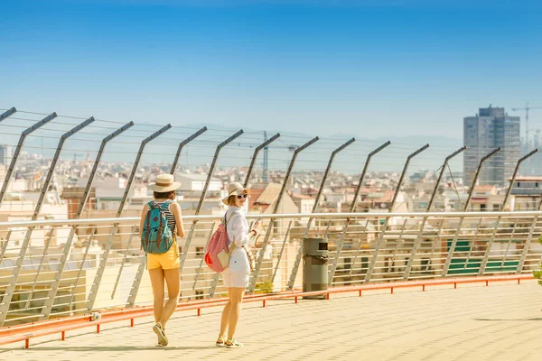 Glückliche Mädchen Genießen Eine Schöne Aussicht Barcelona Einem Heißen Sommertag — Stockfoto